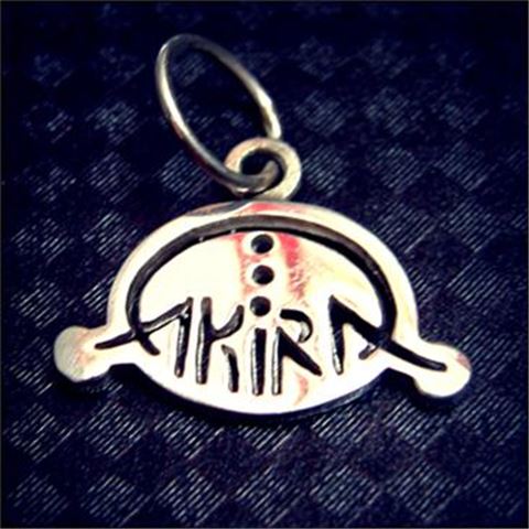 colgante logo akira plata