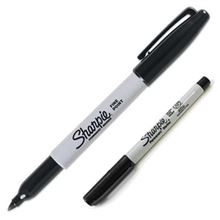 Marcador SHARPIE Color negro.